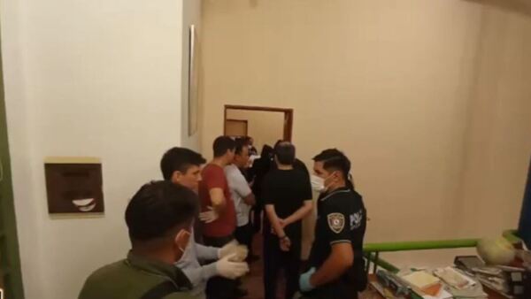 Asfixian a un hombre con un short deportivo en la boca
