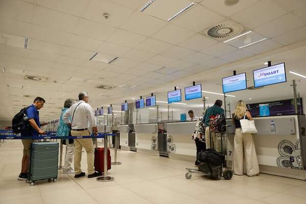 Compañías aéreas cancelan sus vuelos por paro general en Argentina - Nacionales - ABC Color