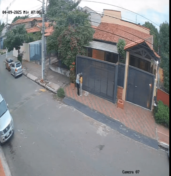 Le pusieron un cuchillo en el cuello a estudiante para robarle la mochila y su celular - 1000 Noticias