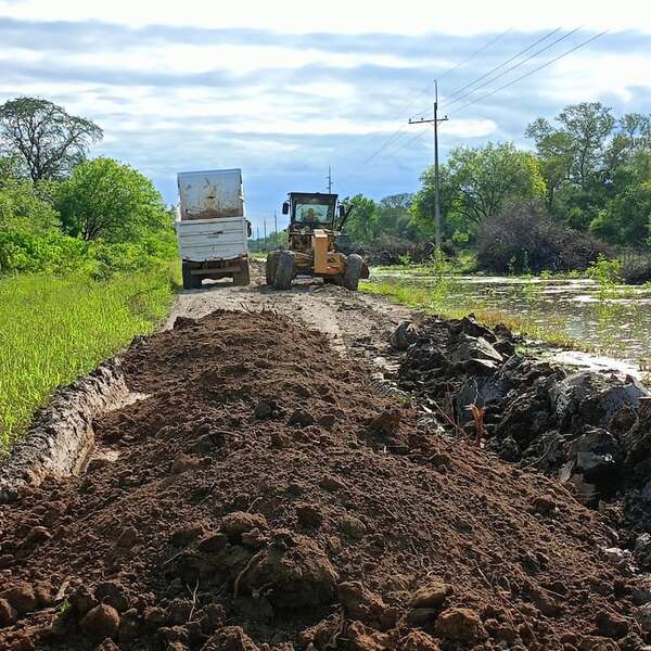 Maquinarias de la Gobernación se suman a la reparación de caminos en el Alto Paraguay - Noticias del Chaco - ABC Color
