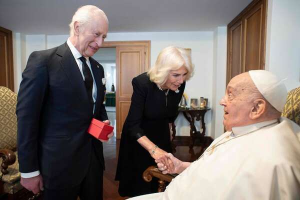 El rey Carlos III visitó al papa Francisco - Gente - ABC Color
