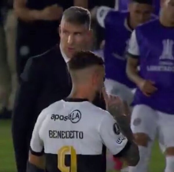 Benedetto, el fuerte exabrupto con Redes y la seña de silencio al público de Olimpia - 1000 Noticias