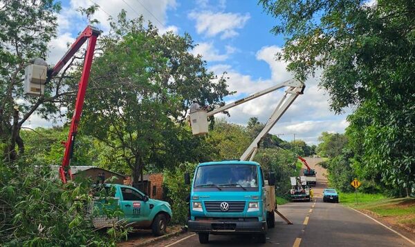 Realizan mantenimiento en línea de Media Tensión en Itakyry