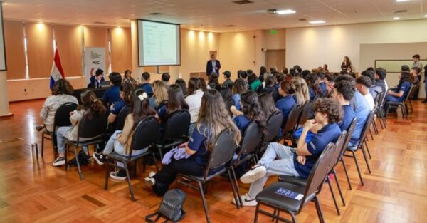 Universitarios son capacitados en Comercio Exterior por funcionarios del MIC