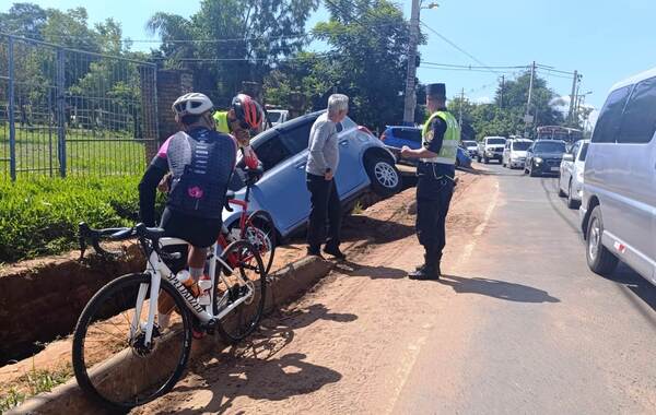 Confundió freno con acelerador y cayó en la cuneta •