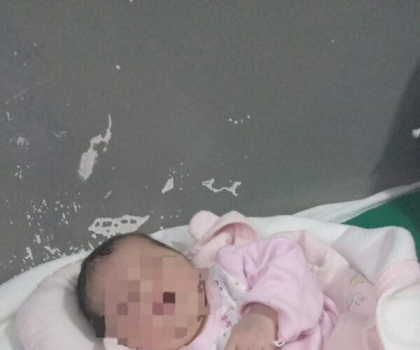 Madre entregó a su bebé, se arrepintió y ahora está perdida