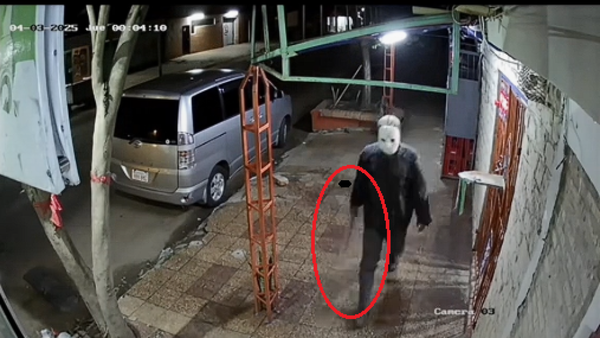 Video: Se vistió como Jason y asustó al rollo