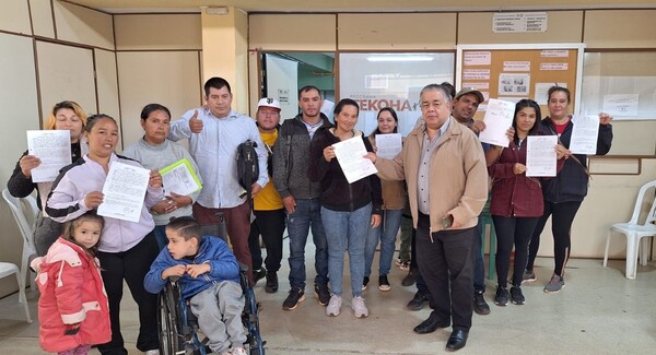 MDS regulariza territorios sociales y firma contratos con familias de Coronel Oviedo - .::Agencia IP::.