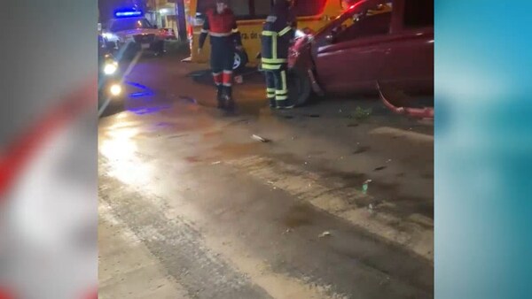 Accidente en la ciudad de Encarnación, dejó varios heridos y significativos daños materiales en los vehículos involucrados.
