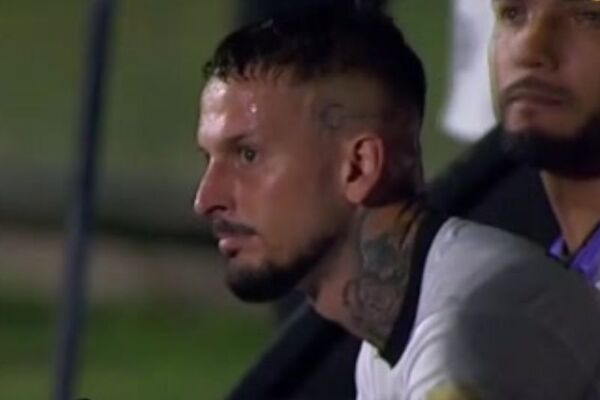 Gestos de Benedetto desatan enojo en hinchas del Decano tras ser sustituido - SNT