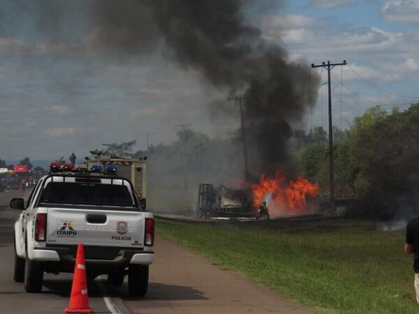 Vuelco de cisterna y posterior incendio deja a conductor herido en Ybytymí - Nacionales - ABC Color
