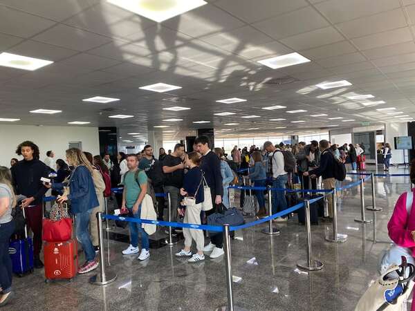 Delegación de Vélez no pudo viajar por huelga general en la Argentina - Nacionales - ABC Color