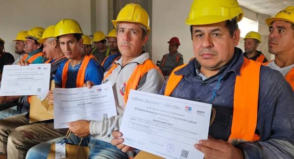 SINAFOCAL entregó certificados a 37 albañiles empíricos que trabajan en construcción de edificio en Asunción