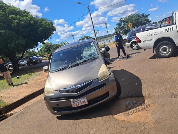 Accidente sobre la av. Roa Bastos deja a motociclista gravemente herido