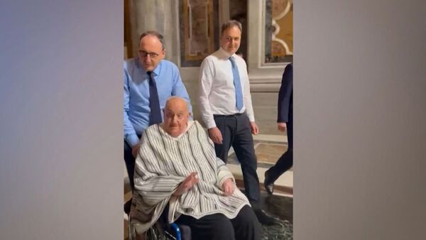 Video: El papa Francisco visita la basílica de San Pedro con un poncho