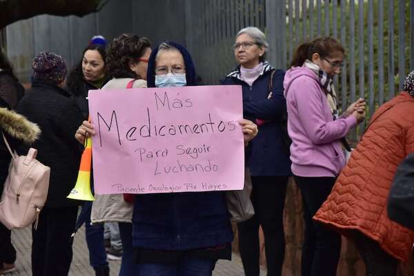Diputados lamentan que internismo colorado deje sin recursos a los enfermos de cáncer - Política - ABC Color