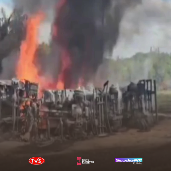 VACA SUELTA CAUSA VUELCO E INCENDIO DE CAMIÓN DE COMBUSTIBLE EN PARAGUARÍ - TVS