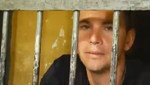 Policía busca a familiares del hombre que huyó desnudo con un auto robado en Asunción