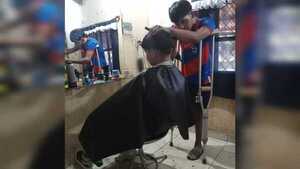 Va al colegio con muletas, es todo un tiktoker y de yapa barbero purete
