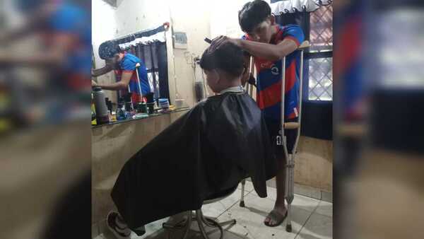 Va al colegio con muletas, es todo un tiktoker y de yapa barbero purete