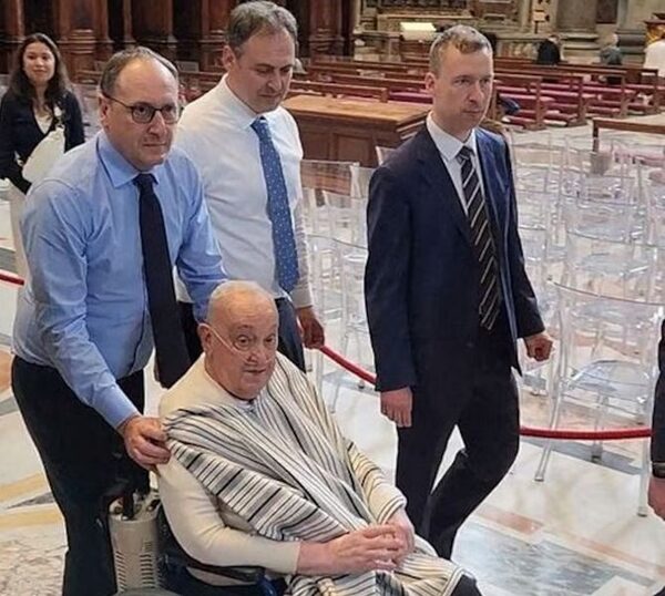 (VIDEO). El Papa reaparece en público por segunda vez, pero sin su hábito talar blanco