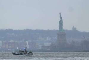 Varios muertos al estrellarse un helicóptero en el río Hudson de Nueva York - Mundo - ABC Color