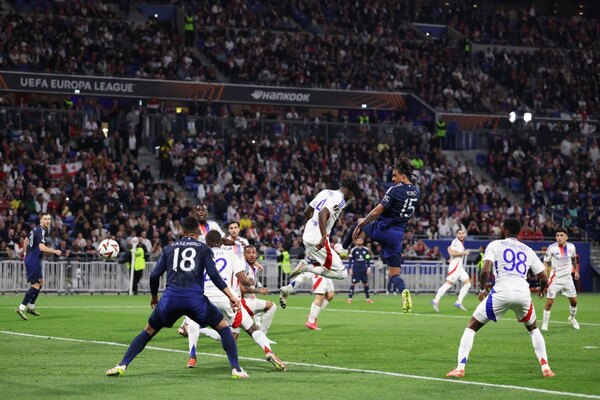 Versus / Lyon evita la caída en casa ante Manchester United en el último suspiro