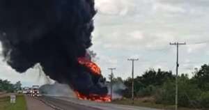La Nación / Paraguarí: vaca provocó un accidente que derivó en el incendio del camión