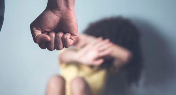 Descontrolado hombre golpeó a su pareja e hija pequeña - SNT