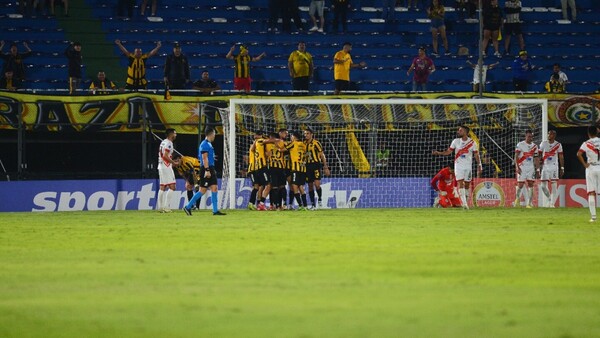Guaraní trepa al liderato en la Sudamericana