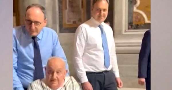 La Nación / El papa aparece en público