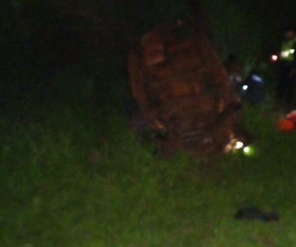 Luz alta de otro vehículo causa vuelco de camioneta y deja cuatro heridos en Minga Porã