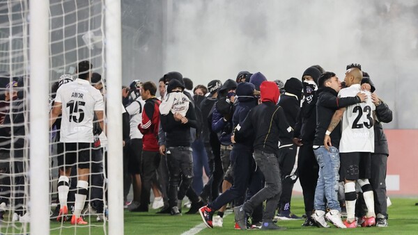 Dos hinchas fallecen tras choques entre hinchas de Colo Colo y policías en Santiago