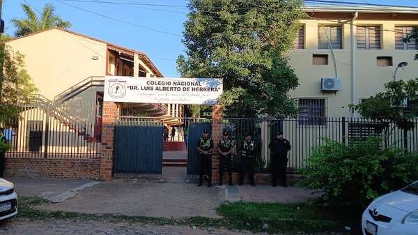 Amenaza en Colegio Herrera: Fiscalía se constituye en el lugar y la Policía resguarda la entrada - Nacionales - ABC Color