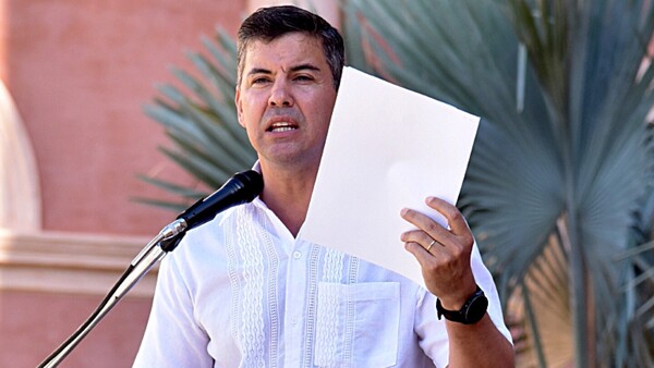 Santiago Peña autoriza el "puente santo" para funcionarios: ¿Qué establece el decreto?