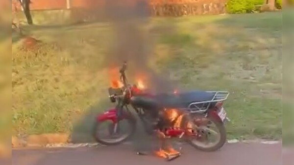 Prendió fuego a su moto para que la PMT no le saque
