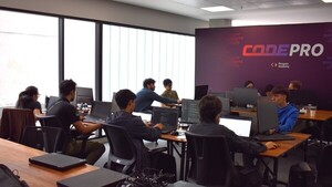 Siete jóvenes paraguayos consiguen empleo en Penguin tras una maratón de 40 horas de programación