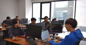 La Nación / Penguin Hackathon da empleo a siete jóvenes paraguayos