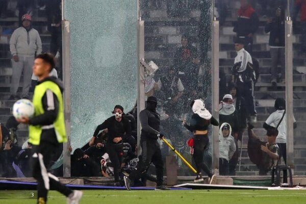 Versus / ¡Rompieron el acrílico! Así fue la invasión de campo de los barras de Colo Colo