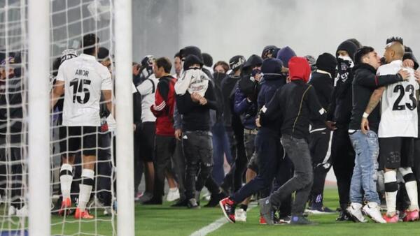 ¡Partido terminó en tragedia! Dos muertos y lío total en cancha de Colo Colo