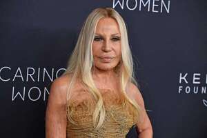 Donatella tras la venta de Versace a Prada: “Absolutamente encantada” - Gente - ABC Color