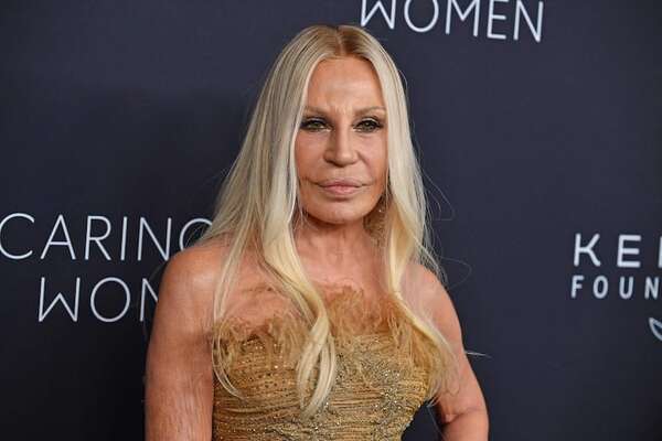 Donatella tras la venta de Versace a Prada: “Absolutamente encantada” - Gente - ABC Color
