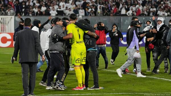 Chile: dos hinchas mueren en estampida en estadio Colo Colo