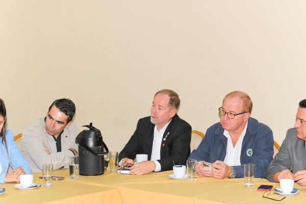 Gobernador de Itapúa participa en importante sesión del Consejo de Gobernadores en Asunción