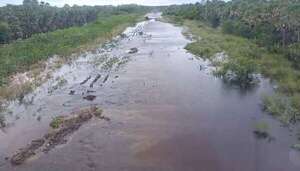 Desborde de lagunas y riachos inundan camino de acceso a poblaciones del Alto Paraguay - Noticias del Chaco - ABC Color