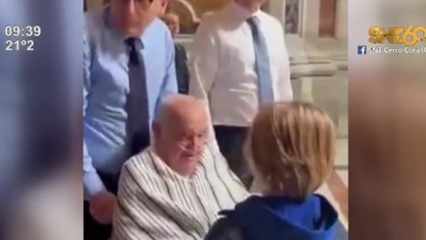 El papa Francisco apareció en silla de ruedas y con poncho en San Pedro - SNT
