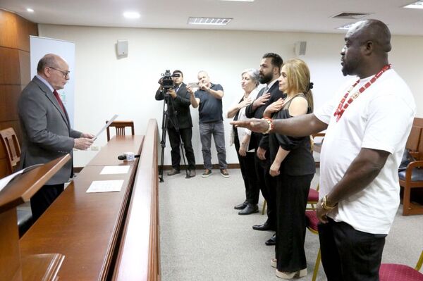Presidente Diesel tomó juramento a naturalizados