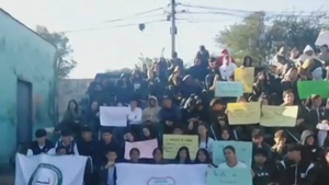 Con sentata en colegio de Quiindy, reclaman rubro porque no tienen clases en informática