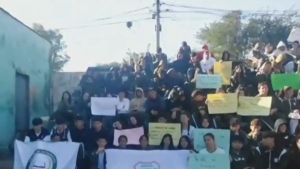 Con sentata en colegio de Quiindy, reclaman rubro porque no tienen clases en informática