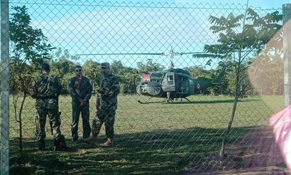 Sustazo de ministro y periodistas por aterrizaje de emergencia de un helicóptero en una cancha de Luque
